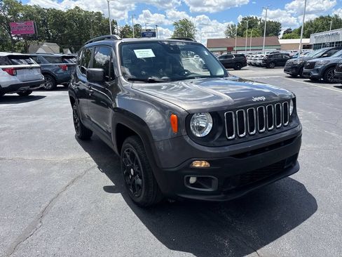 Used 2017 Jeep Renegade Latitude AWD/4WD image 4