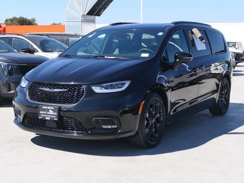 Used 2025 Chrysler Pacifica Limited FWD image 7