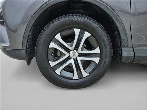 Used 2018 Toyota RAV4 LE FWD image 20
