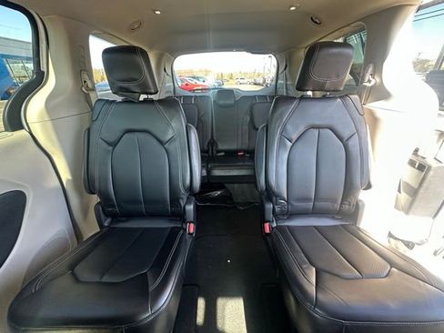 Used 2024 Chrysler Pacifica Touring-L image 9