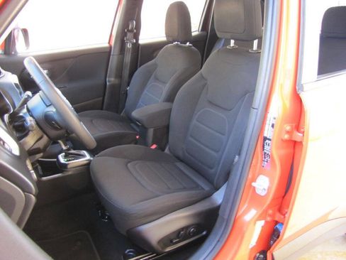 Used 2020 Jeep Renegade Latitude w/ Popular Equipment Group image 16