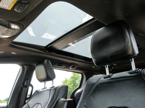 Used 2020 Chrysler Pacifica Touring-L FWD image 5
