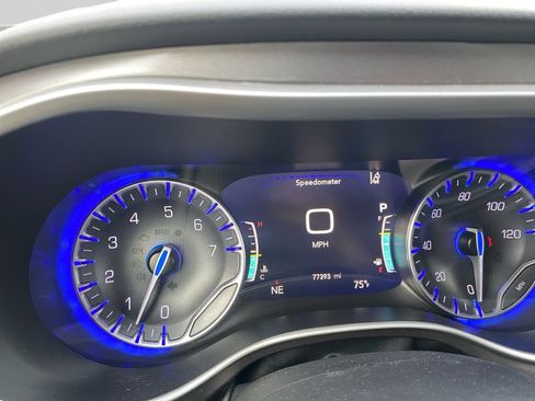 Used 2024 Chrysler Pacifica Touring-L FWD image 27