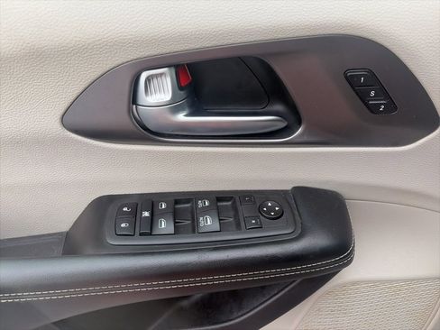 Used 2022 Chrysler Pacifica Touring-L image 15
