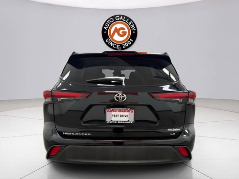 Used 2024 Toyota Highlander LE FWD image 6