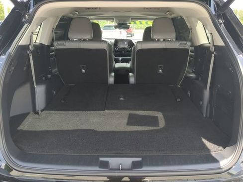 Used 2022 Toyota Highlander XLE FWD image 13