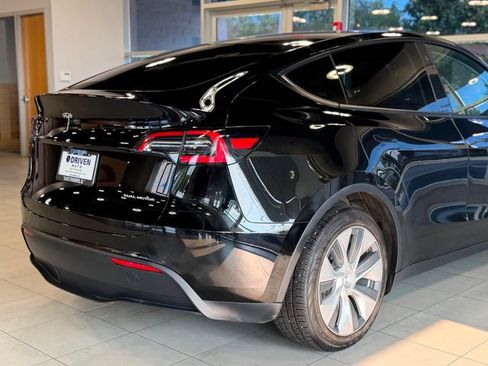 Used 2021 Tesla Model Y Long Range AWD/4WD image 11