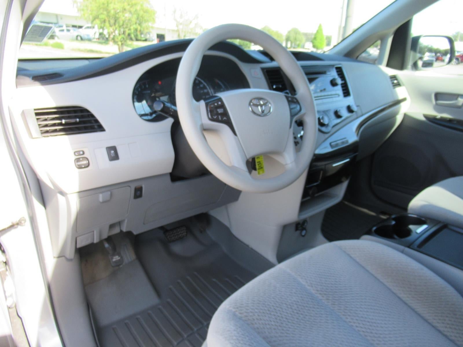 Used 2011 Toyota Sienna LE FWD image 18