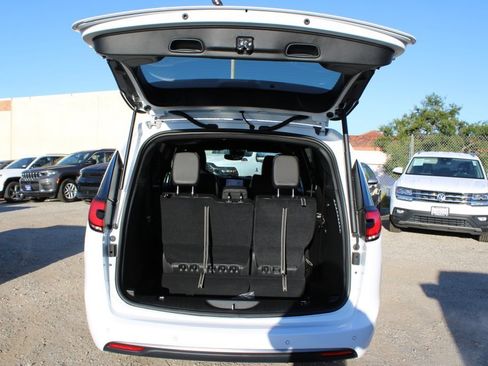 New 2026 Chrysler Pacifica Select image 32