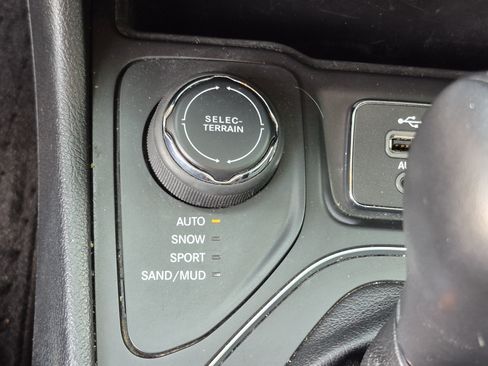Used 2019 Jeep Cherokee Latitude Plus w/ Comfort/Convenience Group AWD/4WD image 32