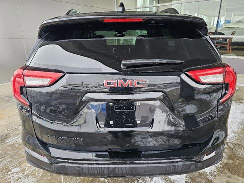 Used 2024 GMC Terrain SLE w/ Driver Convenience Package image 4