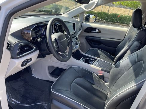 Used 2023 Chrysler Pacifica Limited FWD image 10