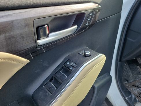 Used 2023 Toyota Highlander L image 18