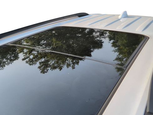 Used 2025 Chevrolet Traverse LT w/ Sun and Wheel Package FWD image 13