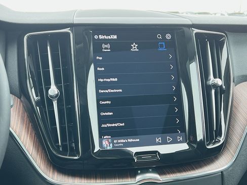 Certified 2023 Volvo XC60 B5 Plus w/ Climate Package image 18