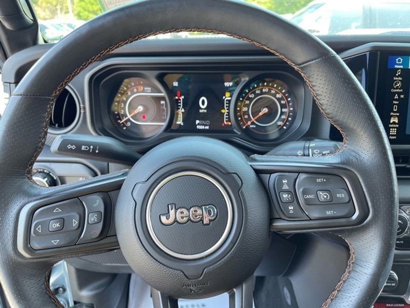 Used 2024 Jeep Gladiator Mojave w/ Technology Group AWD/4WD image 25