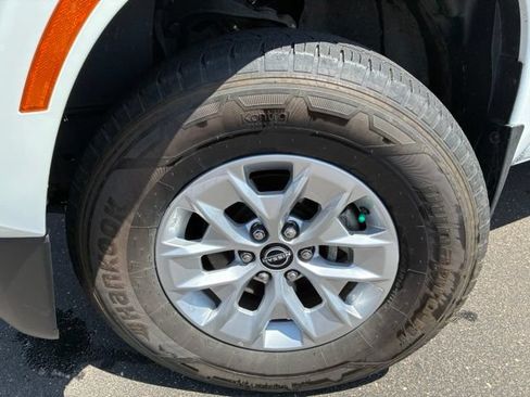 Certified 2024 Nissan Frontier SV AWD/4WD image 11