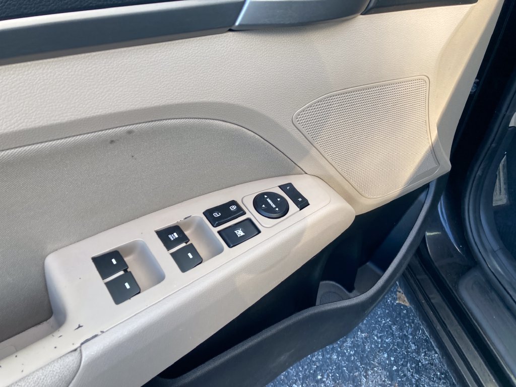 Used 2017 Hyundai Elantra SE FWD image 14