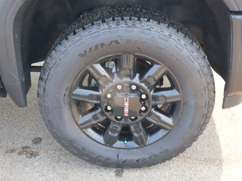 Used 2024 GMC Sierra 2500 AT4 w/ AT4 Premium Plus Package AWD/4WD image 17
