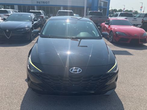 Used 2023 Hyundai Elantra SEL w/ Convenience Package FWD image 2