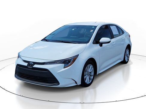 Used 2024 Toyota Corolla LE w/ LE Convenience Package FWD image 3