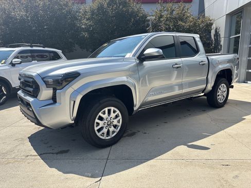 Used 2025 Toyota Tacoma SR5 AWD/4WD image 3