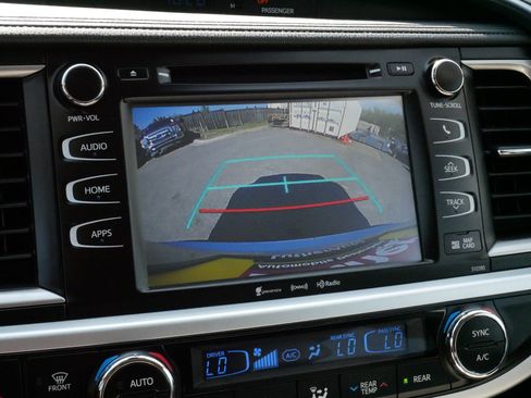 Used 2019 Toyota Highlander XLE AWD/4WD image 29