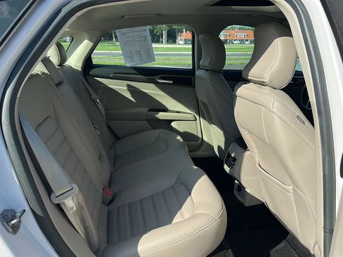 Used 2017 Ford Fusion SE w/ Fusion SE Technology Package FWD image 11