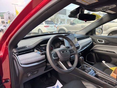 Used 2025 Jeep Compass Latitude AWD/4WD image 17