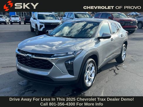 Certified 2025 Chevrolet Trax LS w/ LS Convenience Package image 2