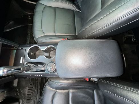 Used 2017 Ford Explorer XLT w/ Equipment Group 202A AWD/4WD image 21