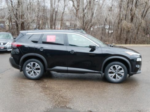 Used 2022 Nissan Rogue SV image 2