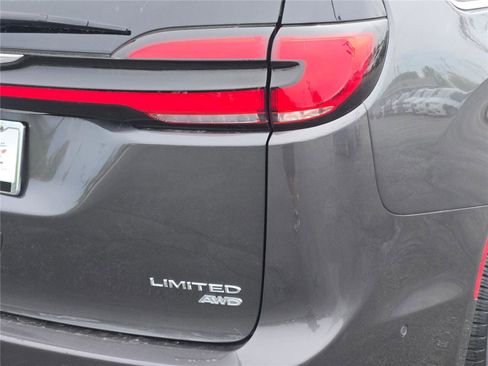 Used 2023 Chrysler Pacifica Limited w/ Uconnect Theater Family Group AWD/4WD image 16