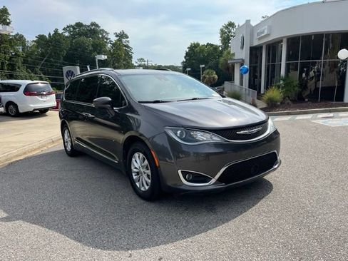 Used 2019 Chrysler Pacifica Touring-L w/ Advanced Safetytec Group FWD image 1