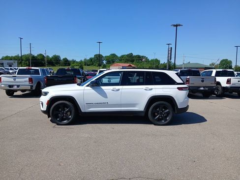 Used 2023 Jeep Grand Cherokee Limited w/ Black Appearance Package AWD/4WD image 5