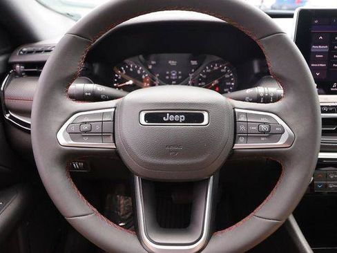 Used 2025 Jeep Compass Trailhawk AWD/4WD image 10