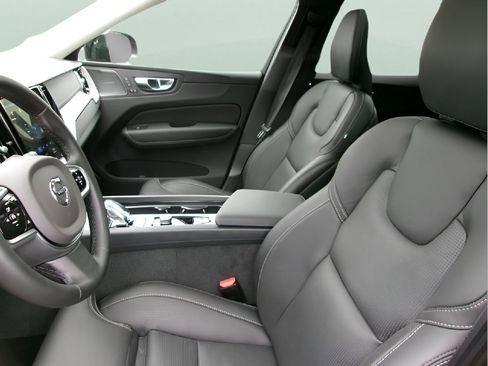 Used 2025 Volvo XC60 B5 Ultra image 13