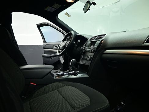Used 2019 Ford Explorer XLT image 62
