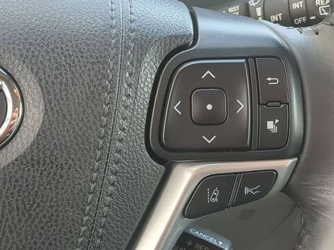 Used 2019 Toyota Highlander XLE AWD/4WD image 24