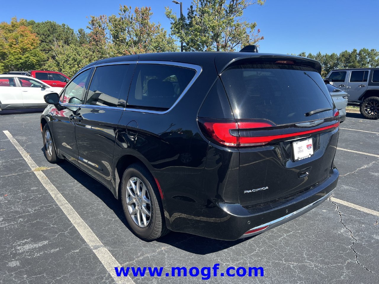 Used 2024 Chrysler Pacifica Touring-L FWD image 2