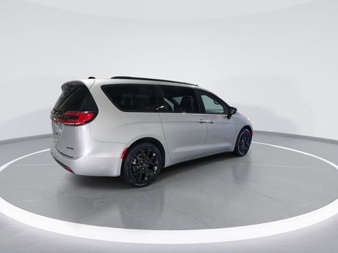 New 2026 Chrysler Pacifica Limited w/ S Appearance Package image 8