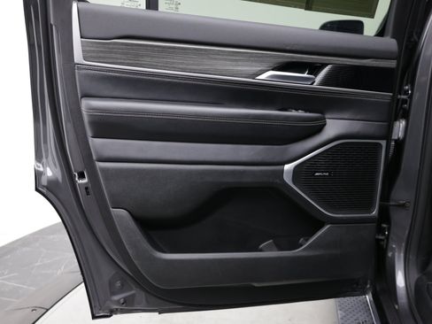 Used 2024 Jeep Wagoneer Series II w/ Flexible Seating Group RWD image 32
