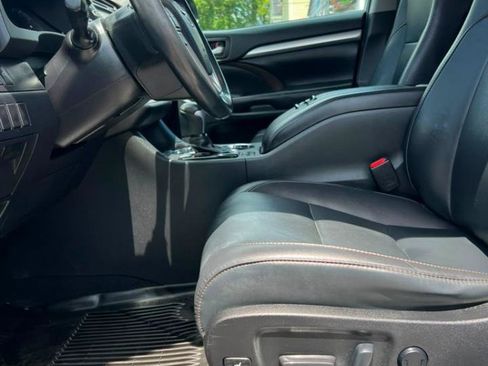 Used 2019 Toyota Highlander XLE AWD/4WD image 28