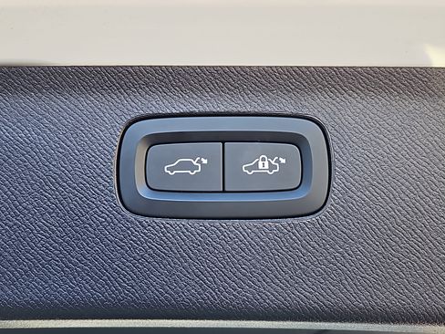 Used 2025 Volvo XC90 B6 Plus w/ Protection Package Premier image 15