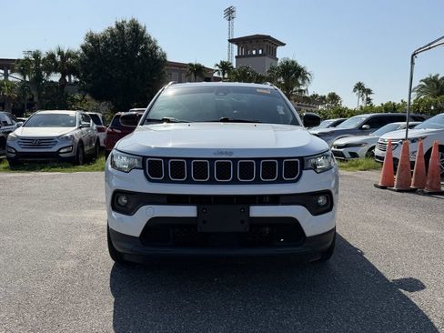 Used 2023 Jeep Compass Latitude AWD/4WD image 3