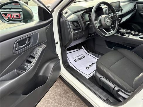 Used 2024 Nissan Rogue S image 11
