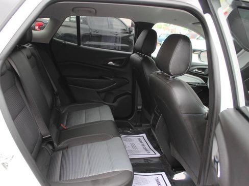 Used 2025 Chevrolet Trax LT FWD image 11