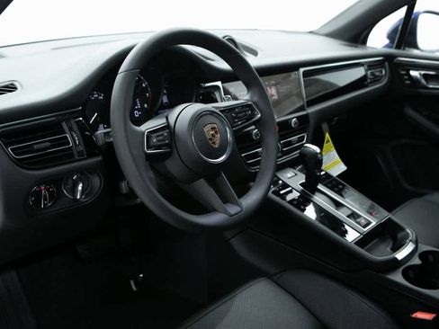 Certified 2025 Porsche Macan image 4