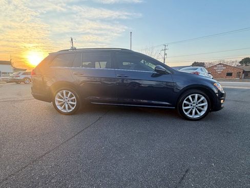 Used 2017 Volkswagen Golf SE image 19