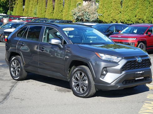 Used 2022 Toyota RAV4 XLE Premium image 4